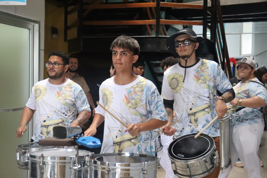 Comparsa en feria de la salud
