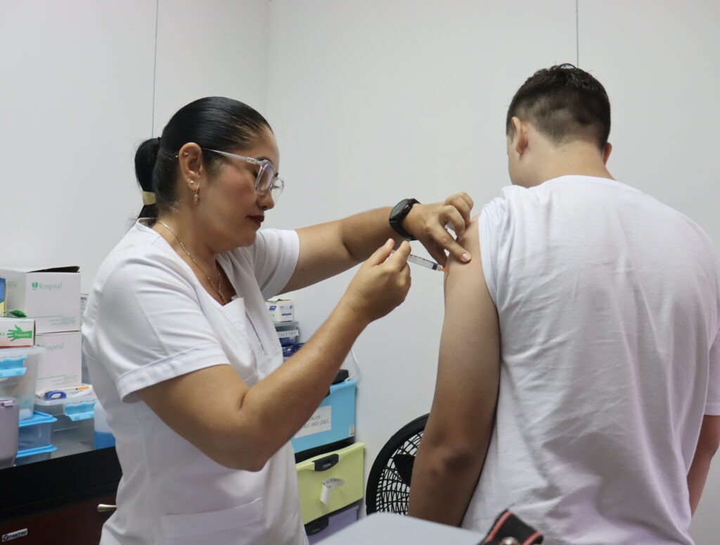 Vacunacion en feria de la salud
